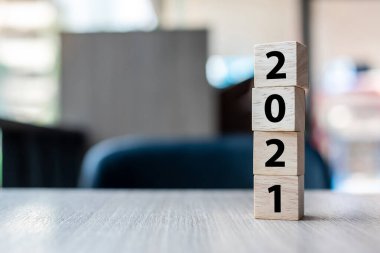 Masa arkasında 2021 sözcüğü olan tahta küp bloklar. Çözüm, strateji, çözüm, hedef, iş, Yeni Yıl Yeni Sen ve mutlu tatil kavramları