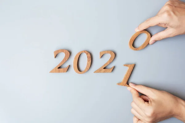 Rączka Biznesmena Zmienia Drewniany Numer 2020 2021 Szarym Tle Plan — Zdjęcie stockowe