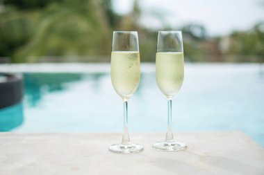 İki şampanya bardağı ya da yüzme havuzunun yanında Prosecco. Yaz seyahati, tatil, tatil ve hafta sonu konsepti