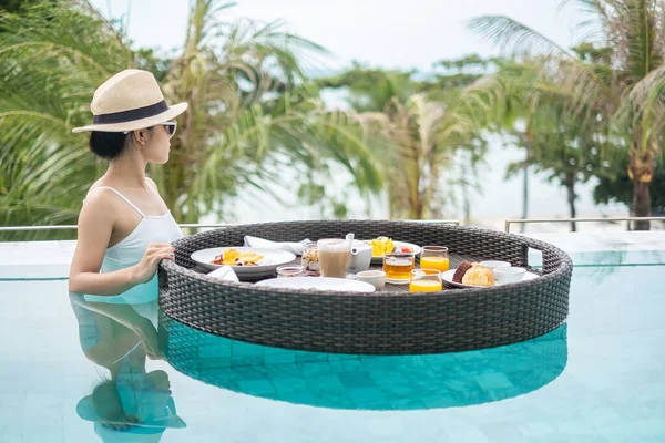 Glückliche Frau Weißen Badeanzug Mit Schwimmendem Frühstückstablett Luxushotel Pool Junge — Stockfoto