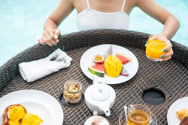 Glückliche Frau Weißen Badeanzug Mit Schwimmendem Frühstückstablett Luxuriösen Poolhotel Junge — Stockfoto