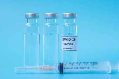 COVID-19 aşı şişesi ve Coronavirus enfeksiyonuna karşı şırınga hastane laboratuvarında. Tıbbi, sağlık, aşılama ve aşılama kavramı