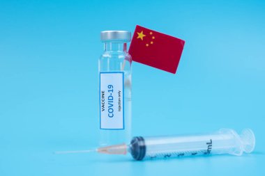 COVID-19 aşı şişesi, şırınga enjeksiyonu ve hastane laboratuvarında Coronavirus enfeksiyonuna karşı Çin bayrağı. Tıbbi, sağlık, aşılama ve aşılama kavramı