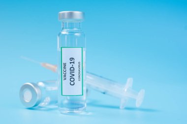 COVID-19 aşı şişesi ve Coronavirus enfeksiyonuna karşı şırınga hastane laboratuvarında. Tıbbi, sağlık, aşılama ve aşılama kavramı