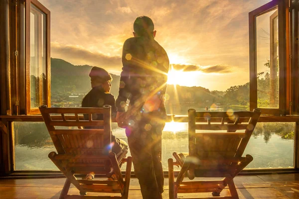 Jovem Casal Feliz Assistindo Vista Lago Café Nascer Sol Manhã — Fotografia de Stock