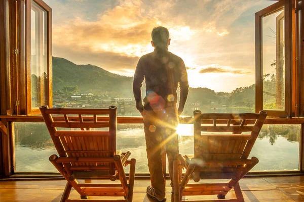 Jovem Feliz Assistindo Vista Para Lago Café Nascer Sol Manhã — Fotografia de Stock