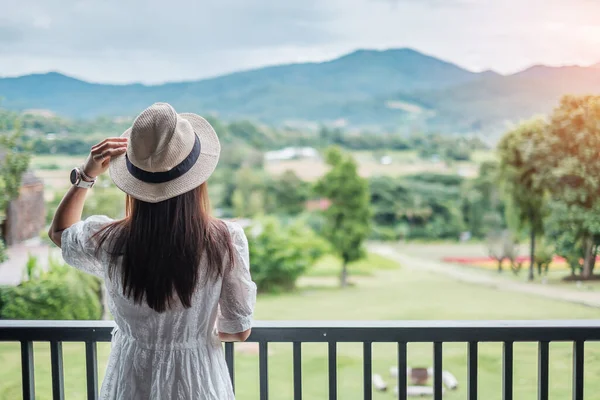 Glad Kvinna Vit Klänning Och Hatt Ser Vacker Naturutsikt Avslappnande — Stockfoto