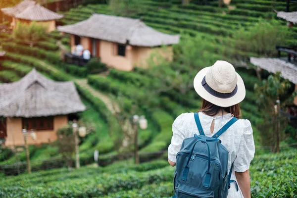 Glad Turist Kvinna Vit Klänning Njuta Vackra Tea Garden Resenär — Stockfoto