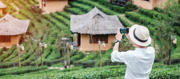 Homem Turista Feliz Camisa Branca Tirando Foto Por Smartphone Móvel — Fotografia de Stock