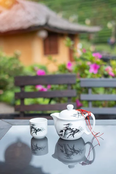 Çaydanlık Sıcak Çay Fincanı Çay Masasında Çay Bahçesinin Arka Planında — Stok fotoğraf