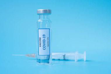 COVID-19 aşı şişesi ve Coronavirus enfeksiyonuna karşı şırınga hastane laboratuvarında. Tıbbi, sağlık, aşılama ve aşılama kavramı