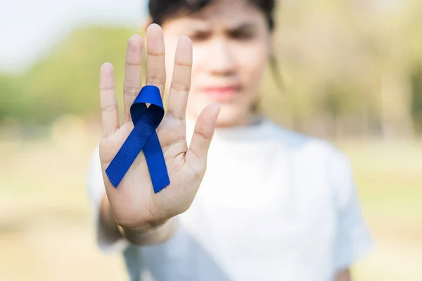 Março Mês Conscientização Câncer Colorretal Mulher Segurando Fita Azul Escuro — Fotografia de Stock