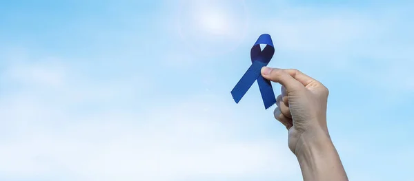 Março Mês Conscientização Câncer Colorretal Mulher Segurando Fita Azul Escuro — Fotografia de Stock