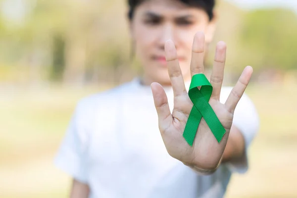 Vrouw Met Groen Lint Voor Het Onderhouden Van Mensen Die — Stockfoto