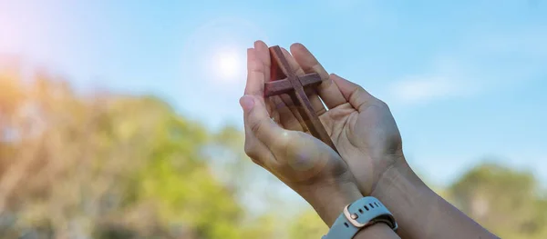 Silueta Ruka Drží Dřevěný Kříž Proti Východu Slunce Pozadí Otevřené — Stock fotografie