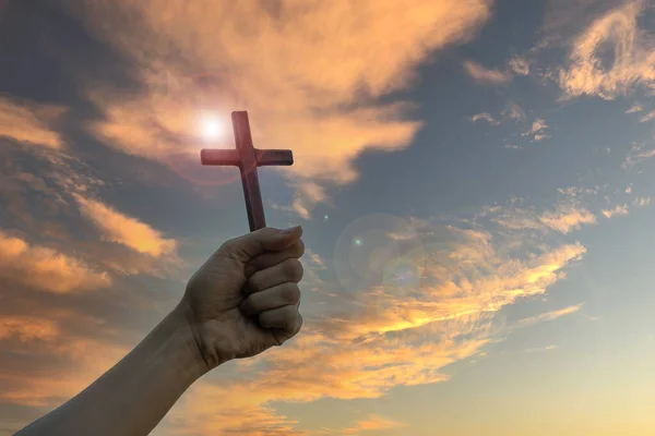 轮廓手拿着木制十字架在日出的背景下 张开手掌敬拜 祈求上帝的祝福 基督教 十字架和信仰概念 — 图库照片
