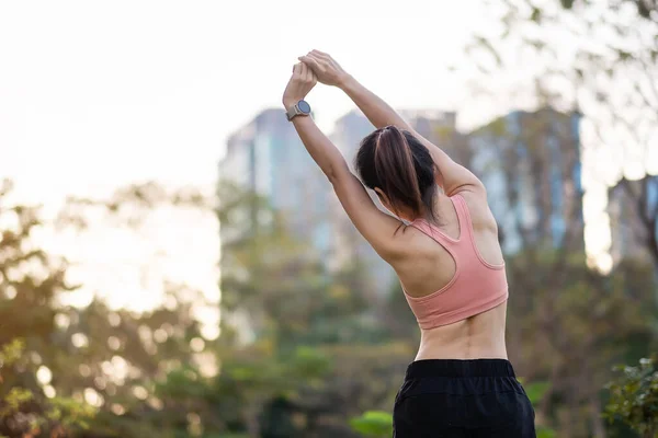 Giovane Donna Adulta Abbigliamento Sportivo Rosa Che Allunga Muscolo Nel — Foto Stock