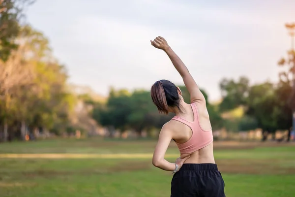 Giovane Donna Adulta Abbigliamento Sportivo Rosa Che Allunga Muscolo Nel — Foto Stock