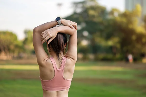 Junge Erwachsene Frauen Pinkfarbener Sportbekleidung Dehnen Muskeln Park Freien Sportlerinnen — Stockfoto