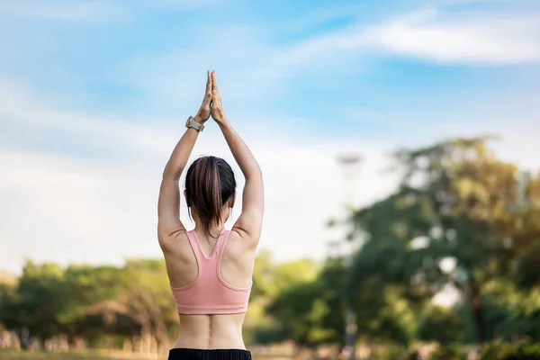 Ung Vuxen Kvinna Rosa Sportkläder Stretching Muskler Parken Utomhus Sport — Stockfoto