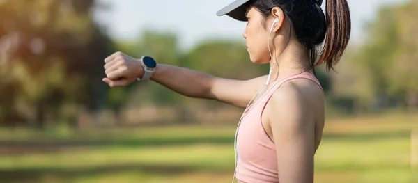 Joven Mujer Adulta Comprobando Tiempo Frecuencia Cardíaca Cardiovascular Reloj Inteligente —  Fotos de Stock