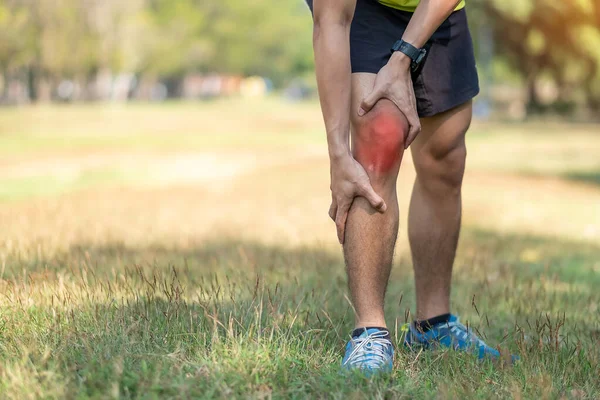 Koşarken kas ağrısı çeken genç bir erkek. Runners Knee veya Patellofemoral Pain Sendromu, osteoartrit ve Patellar Tendinitis yüzünden koşucunun diz ağrısı var. Spor yaraları ve tıbbi konsept