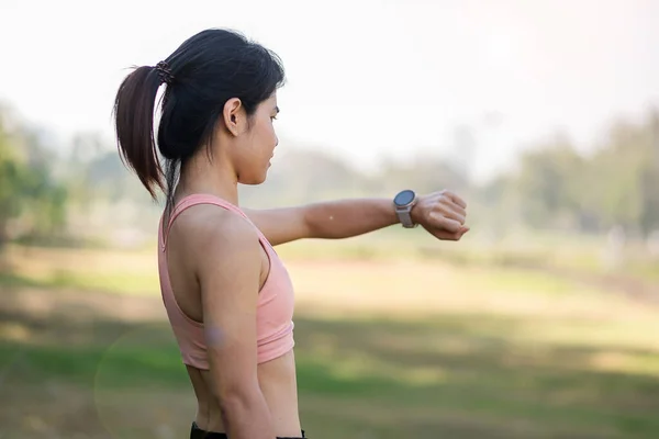 Mladá Dospělá Žena Kontroluje Čas Srdeční Tep Sportovní Smartwatch Během — Stock fotografie