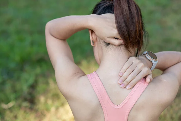 Mladá Fitness Žena Drží Své Sportovní Zranění Krku Svaly Bolestivé — Stock fotografie