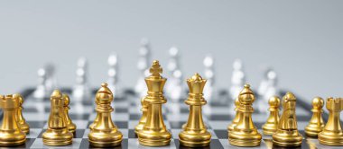 Altın satranç takımı (Şah, Vezir, Fil, At, Kale ve Piyon) savaş sırasında rakibe karşı. Strateji, Başarı, Yönetim, İş Planlama, Taktik, Politik ve Lider Konsepti