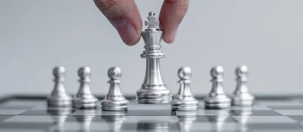 Silver Chess King Figure Stand Out Crowd Chessboard Background Strategy — Stock Photo, Image