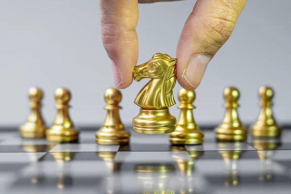 Zlato Šachy Rytíř Postava Vystupte Davu Šachovnici Pozadí Strategie Vedení — Stock fotografie
