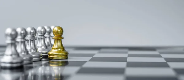 Gold Chess Pawn Figure Stand Out Crowd Chessboard Background Strategy — Stock Photo, Image