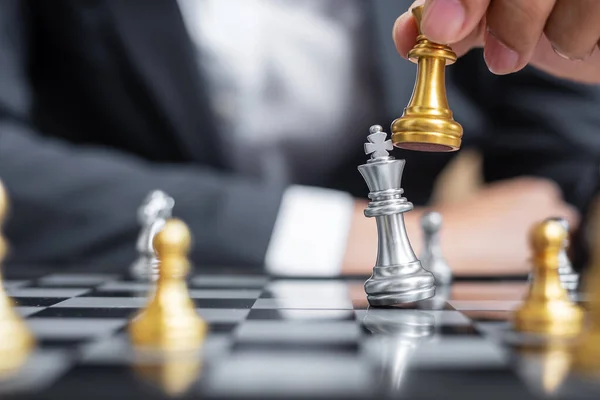 Homem Negócios Mão Movendo Ouro Figura Xadrez Rei Checkmate Enermy — Fotografia de Stock