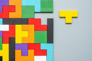 Renkli ahşap yapboz arka planlı geometrik şekil bloğu. Mantıklı düşünme, iş mantığı, Bilmece, karar, çözümler, rasyonel, misyon, başarı, hedefler ve strateji kavramları
