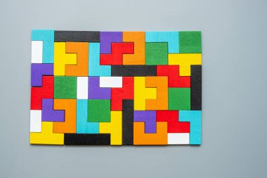 Renkli ahşap yapboz arka planlı geometrik şekil bloğu. Mantıklı düşünme, iş mantığı, Bilmece, karar, çözümler, rasyonel, misyon, başarı, hedefler ve strateji kavramları