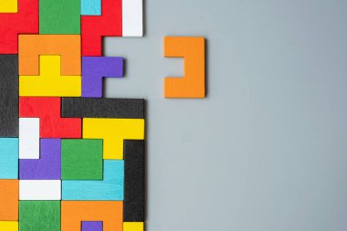 Renkli ahşap yapboz arka planlı geometrik şekil bloğu. Mantıklı düşünme, iş mantığı, Bilmece, karar, çözümler, rasyonel, misyon, başarı, hedefler ve strateji kavramları
