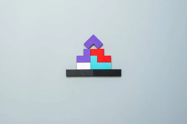 Startseite Form Block Mit Bunten Holz Puzzleteile Auf Grauem Hintergrund — Stockfoto