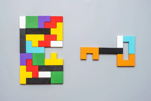 Schlüssel Und Schlüssellochform Von Geometrischen Bunten Holz Puzzleteilen Logisches Denken — Stockfoto
