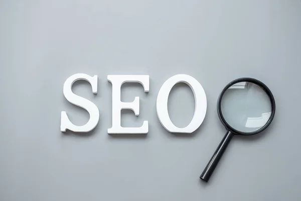 Seo Search Engine Optimization Texto Lupa Sobre Fondo Gris Idea — Foto de Stock
