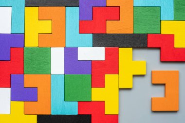 Renkli ahşap yapboz arka planlı geometrik şekil bloğu. Mantıklı düşünme, iş mantığı, Bilmece, karar, çözümler, rasyonel, misyon, başarı, hedefler ve strateji kavramları