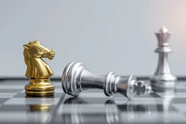 Gold Chess Knight Figure Stand Out Crowd Enermy Opponent Chessboard — Stock Photo, Image