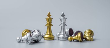 Satranç kralı figürü, satranç tahtası yarışmasında enerji ya da rakip kalabalıktan kendini belli eder. Strateji, Başarı, Yönetim, İş Planlama, Karışıklık, Kazanma ve Liderlik Konsepti