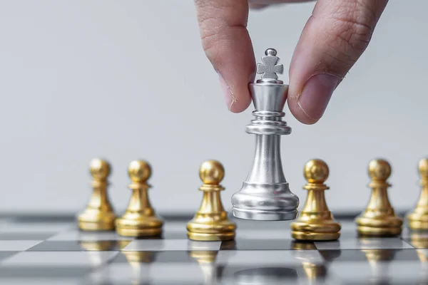 Stříbrná Figurka Šachového Krále Vystupovat Davu Šachovnici Pozadí Strategie Vedení — Stock fotografie