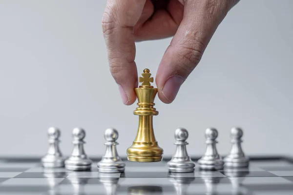 Zlato Šachy Král Postava Vystupovat Davu Šachovnici Pozadí Strategie Vedení — Stock fotografie