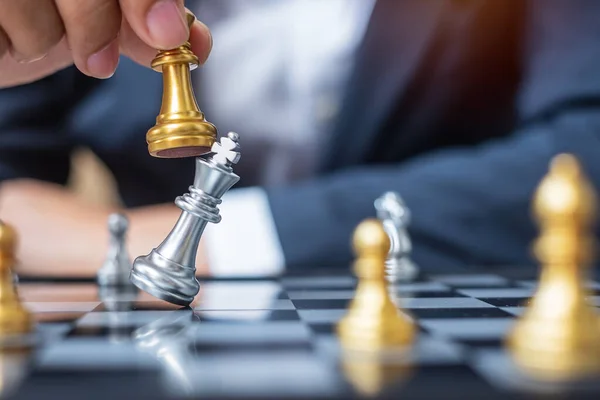 Obchodník Ruka Pohybující Zlaté Šachy King Figurka Šachmat Soupeř Během — Stock fotografie