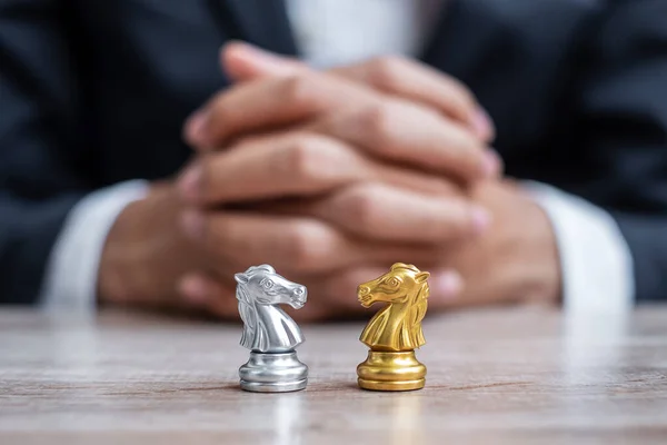 Zlatá Stříbrná Figurka Šachového Rytíře Koně Manažerským Zázemím Strategie Konflikt — Stock fotografie
