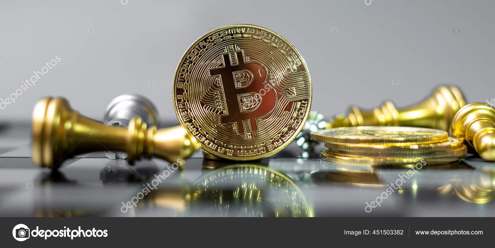 Emas Bitcoin Cryptocurrency Koin Stack Dan Potongan Catur Papan Catur Stok Foto Editorial C Jopanuwatd 451503382