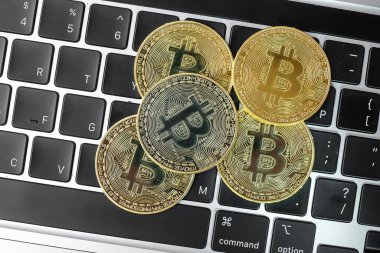 Altın Bitcoin şifreleme madeni para yığını dizüstü bilgisayar klavyesinde, Crypto engelleme ağı içinde Dijital Para, teknoloji ve çevrimiçi internet değiş tokuşu kullanılarak takas edilir. Mali konsept