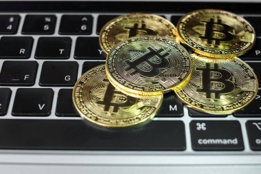 Altın Bitcoin şifreleme madeni para yığını dizüstü bilgisayar klavyesinde, Crypto engelleme ağı içinde Dijital Para, teknoloji ve çevrimiçi internet değiş tokuşu kullanılarak takas edilir. Mali konsept