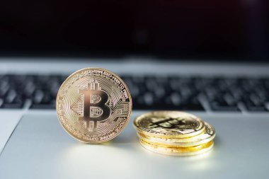 Altın Bitcoin şifreleme madeni para yığını dizüstü bilgisayar klavyesinde, Crypto engelleme ağı içinde Dijital Para, teknoloji ve çevrimiçi internet değiş tokuşu kullanılarak takas edilir. Mali konsept